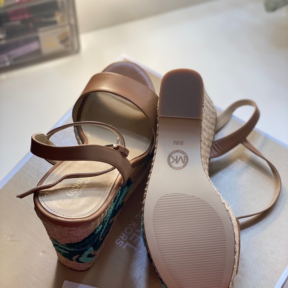 Platforms - Picture 3 of 3